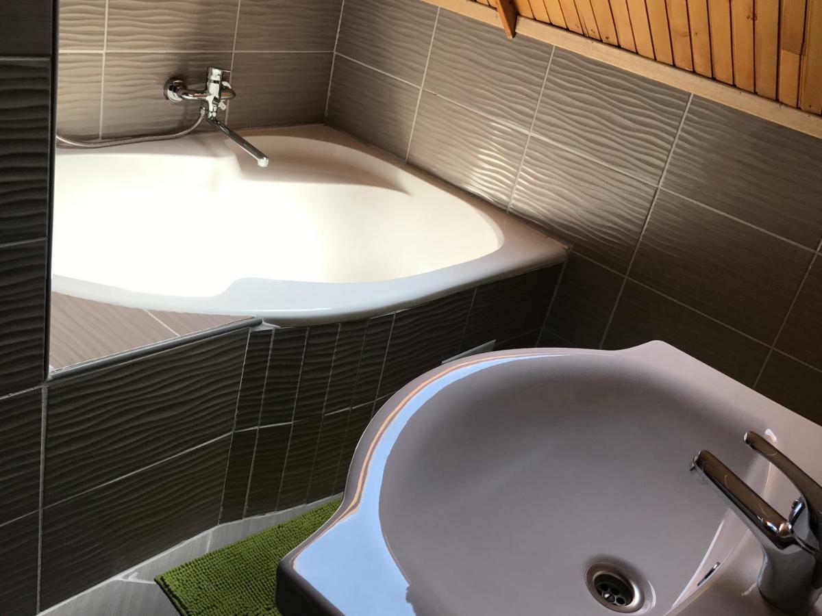 Rozsavoelgy Apartman بالاتوليلّي المظهر الخارجي الصورة
